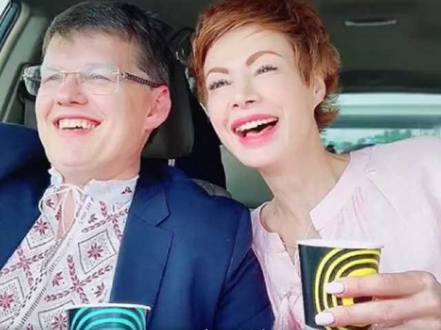 Сидела в объятиях жениха: Невеста Розенко показала лицо без макияжа