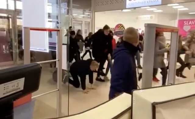 Бежали и падали. Ажиотаж вокруг открытия KFC в Беларуси попал на видео