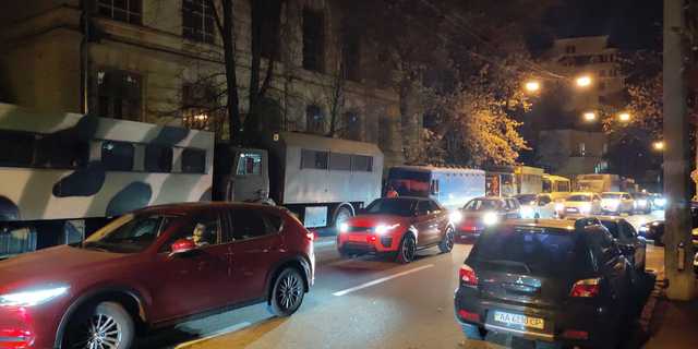 “Рік без Каті”: до ОП підігнали з десяток вантажівок з Нацгвардією