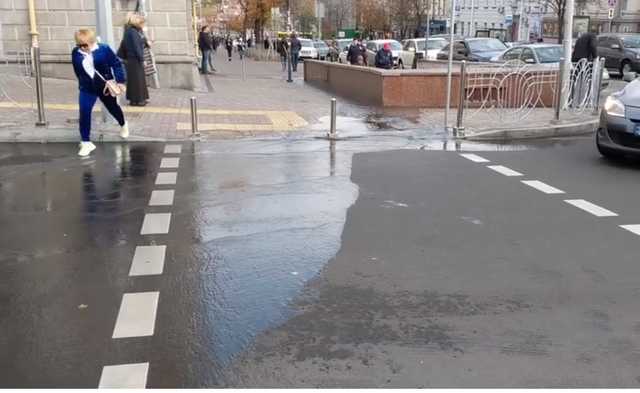 В центре Киева затопило улицу Пушкинскую