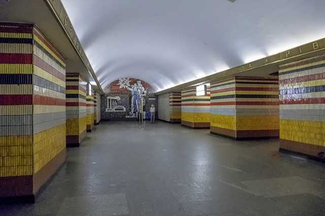 В метро Киева изуродовали рекламой станцию Шулявская