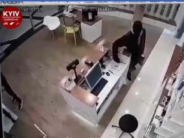Забрал iPhone: наглый вор в Киеве попал на видео