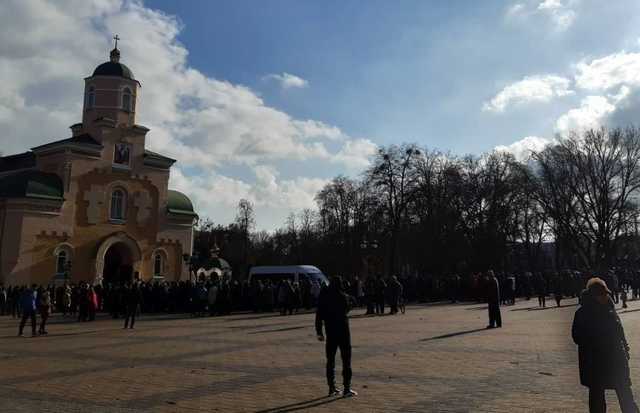В Прилуках прощаются с парнем, из-за смерти которого собираются протесты