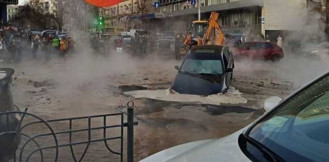 Машины начали проваливаться: в центре Киева прорвало трубу с кипятком