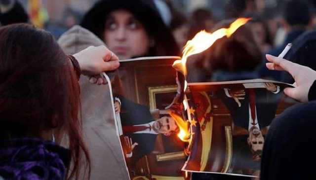 В Каталонии жгли портреты короля Испании, протестуя против его визита