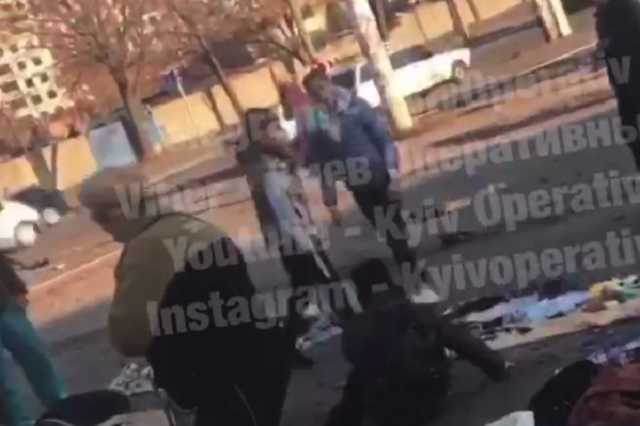 Набросились толпой: на известном рынке Киева пьяная семья жестоко избила пенсионерку