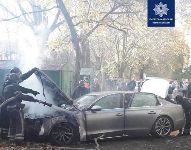 В Одессе хулиганы в балаклавах подожгли автомобиль