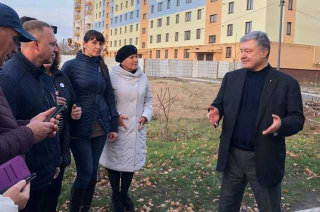 "Сорри, что без броников": Порошенко приехал к людям Донбасса
