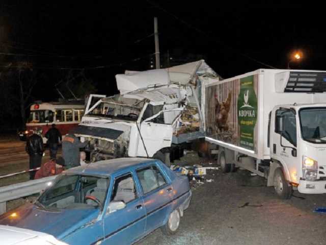 Автомобильный «бунт» на Братиславской в Киеве: «вышедшая из повиновения» фура повредила 8 автомобилей