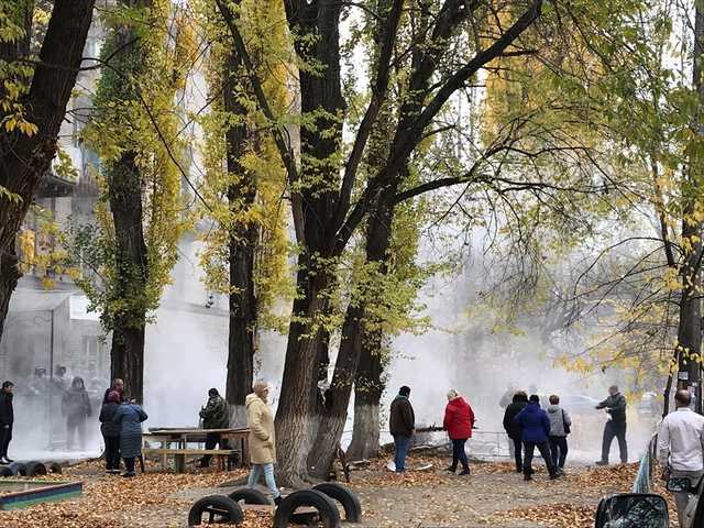B Киеве неизвестные штурмуют общежитие. Ранее из него принудительно выселяли людей