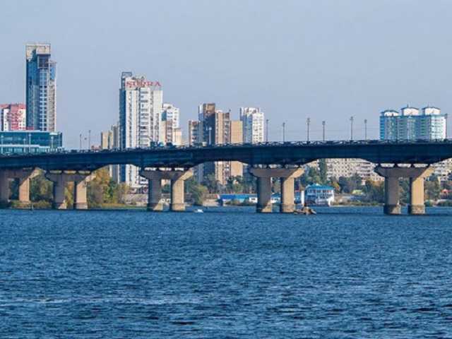 Он очень устал: стало известно о серьезной проблеме с мостом Патона в Киеве