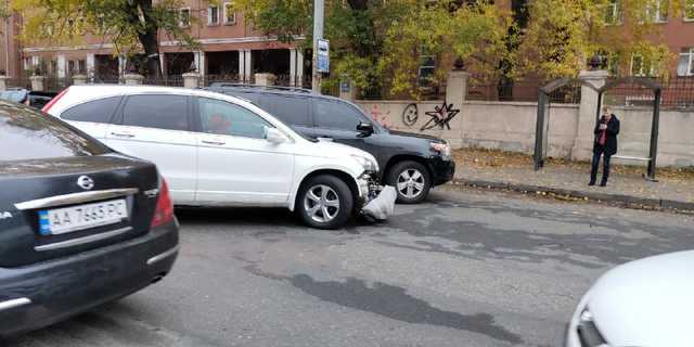 ДТП в Киеве на Толстого заблокировало движение в центре столицы