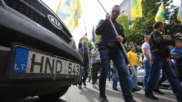 Новые правила для "евроблях": как в "Слуге народа" хотят решить проблему с растаможкой