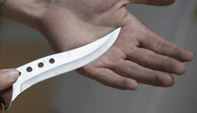 Под Днепром мужчина зарезал товарища и ходил по улице с окровавленным ножом