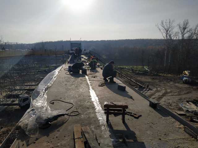 Мост в Станице Луганской заканчивают строить. Танки по нему проехать не смогут
