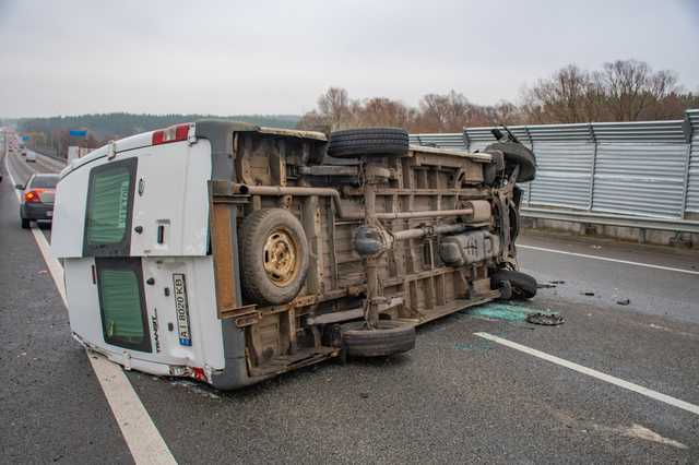 Под Киевом микроавтобус влетел в отбойник и перевернулся