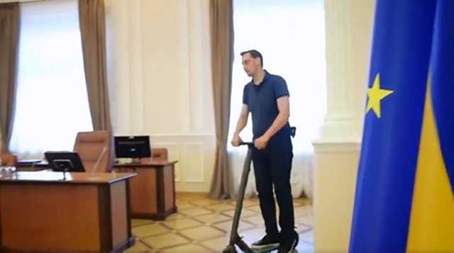 В Украине война, а власть уже устала на своих самокатах — Сенченко