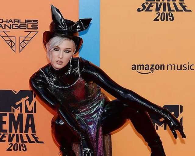 Очередной трофей: скандальная MARUV стала «Певицей года» в России