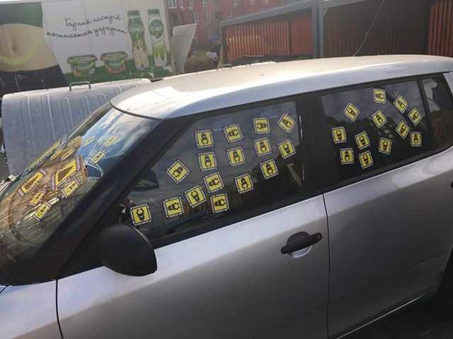 В Киеве с помощью ленты и наклеек наказали “героев парковки”