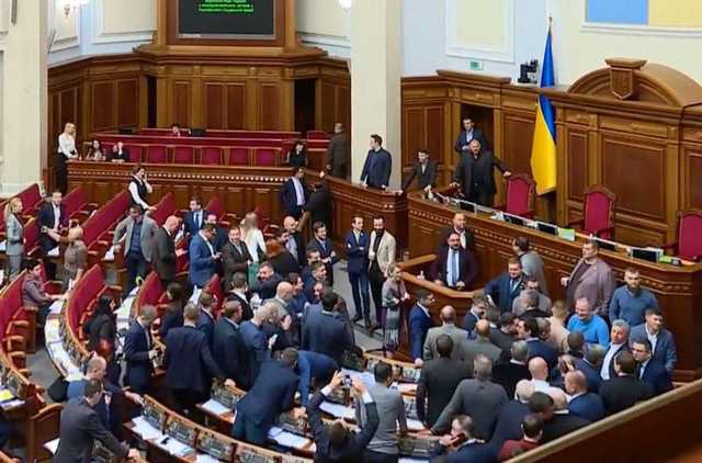 Часть фракции "Слуга народа" заблокировала трибуну