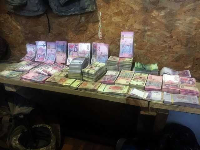 Из Луганска мужчина пытался пронести в рюкзаке 2 миллиона гривен