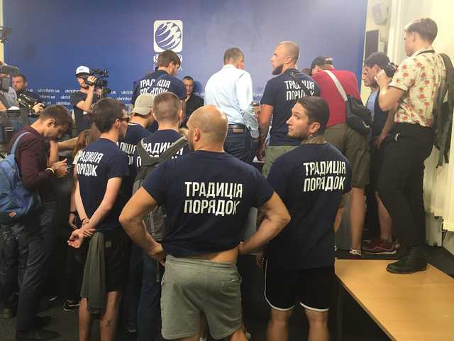 Суд обрав запобіжний захід активістам, які зірвали прес-конференцію сепаратиста Аксьонова