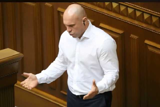 "Психиатра в студию!" Киву снова засекли за странным занятием в Раде