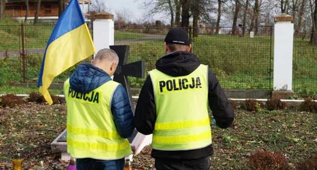 Вандалы в Польше надругались над могилами украинским солдатам