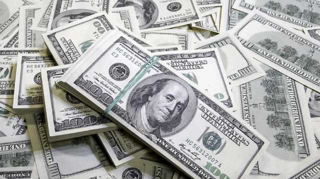 Доллар продолжает дешеветь. Что происходит с валютой перед выходными