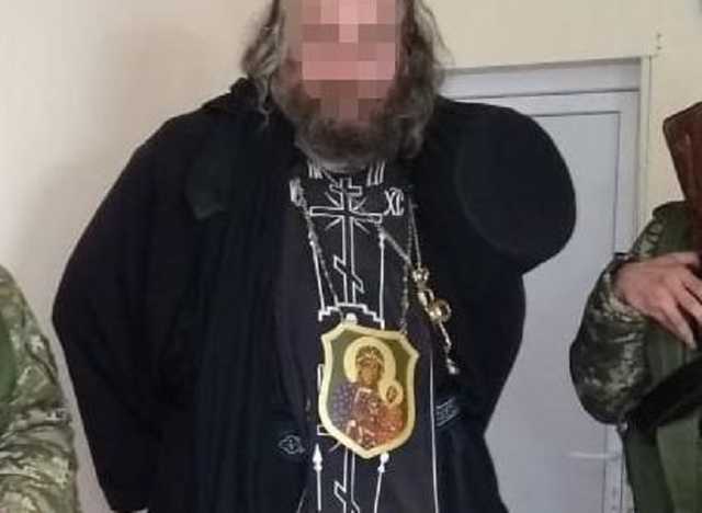 Разыскиваемый Интерполом иностранец в церковной рясе пытался въехать в Украину