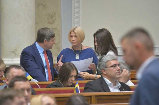 «Оправдывают российскую агрессию»: В партии Порошенко требуют возбудить дела против «слуг народа»