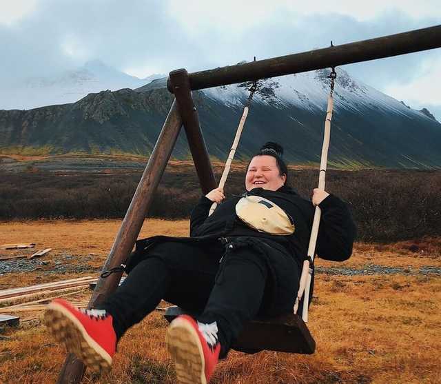 Украинская рэперша проломила качели в Исландии: поклонники хохочут