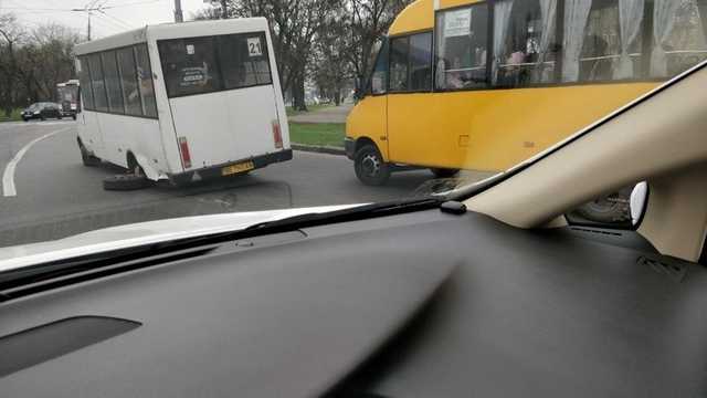 В Николаеве у маршрутки на полном ходу отвалилось колесо