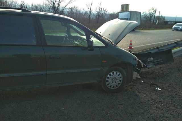 На выезде из Днепра Honda влетела в отбойник: водителя забрала “скорая”