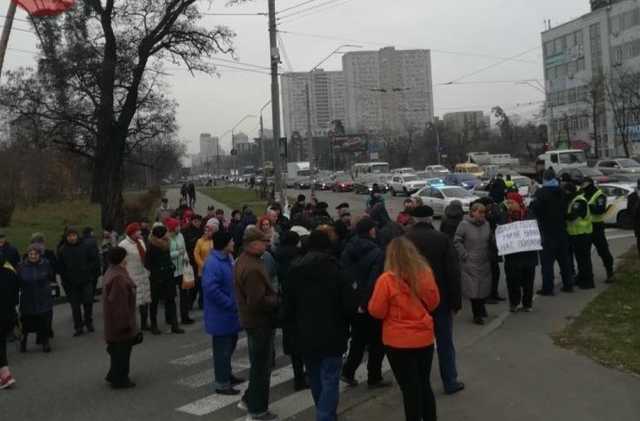 Отключили отопление: В Киеве жители домов на проспекте Победы перекрыли дорогу