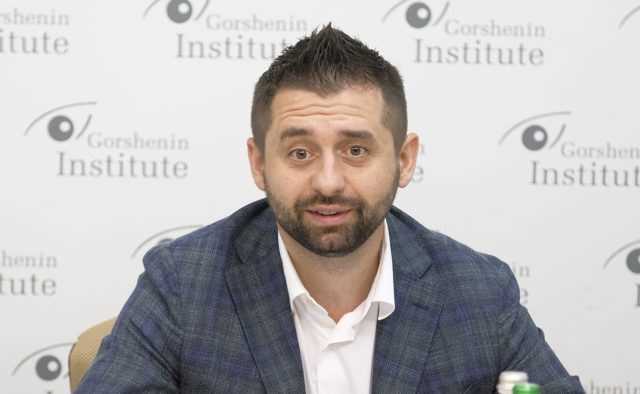 Арахамия «спалился», как подписал Зеленского в телефоне по старой дружбе