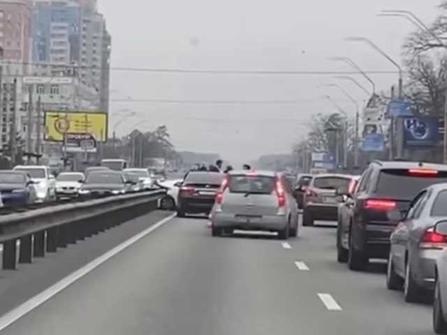 На оживленном проспекте в Киеве Skoda врезалась в отбойник: образовался затор