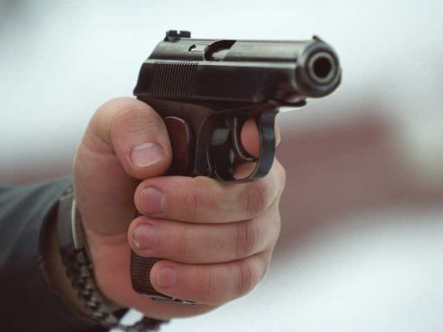 На Киевщине мужчина с пистолетом напал на полицейских и требовал освободить злоумышленника