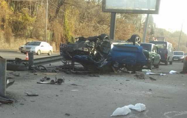 В Киеве Porsche перелетел через отбойник и перевернулся на крышу