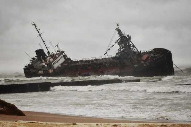 В Одессе у берега лег на бок танкер, эпикаж отказывается покидать судно