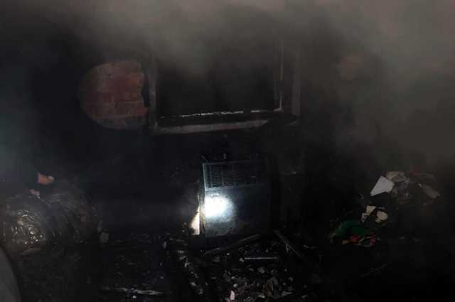 В Днепре вспыхнул дом. Пожарные тушили его два часа и обнаружили тело мужчины