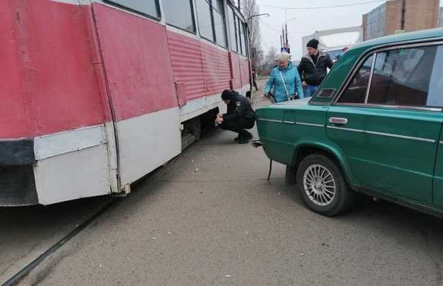 В Николаеве ВАЗ столкнулся с трамваем