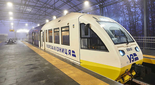 Получали по 700 тысяч: вскрылись размеры резонансных зарплат в "Укрзалізниці"
