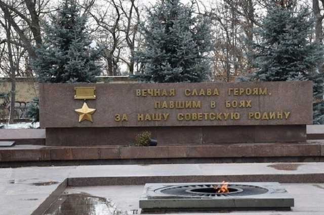 В Николаеве подростки под рэп-музыку жарили хлеб и грели ноги на Вечном огне