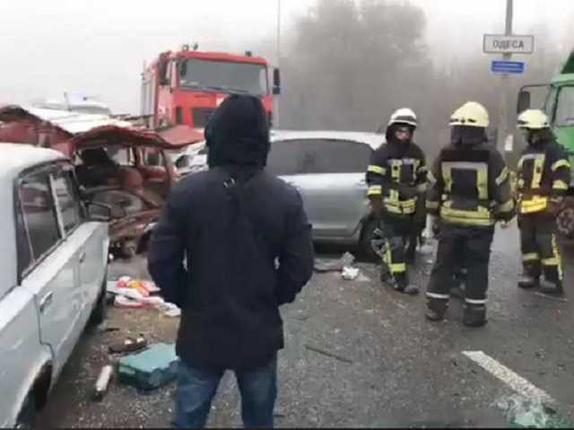 На трассе Одесса-Киев столкнулись 11 машин