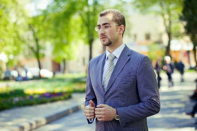 Чуть не "убил" Януковича яйцом: выяснилось, кем стал атаковавший экс-президента студент