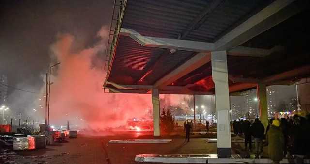 В Киеве разгромили забор вокруг скандальной стройки АЗС