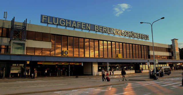 Десятки украинцев не смогли вылететь из Берлина из-за паспортного контроля