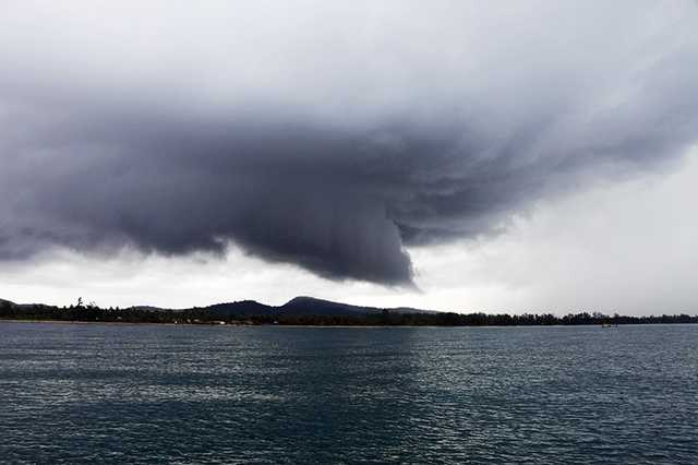 К Филиппинам приближается тайфун-монстр "Каммури": зловещее зрелище