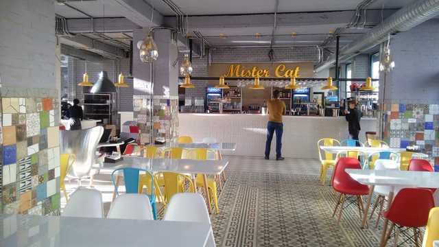 В киевской пиццерии устроили массовую драку и разбили автомобилем вход заведения